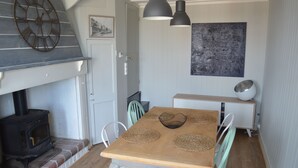 A cozy dining area with a wooden table, woven placemats, and pendant lighting. - House with bay view in the heart of the city (Saint-Valery-sur-Somme)