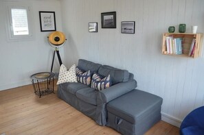 Fernseher, Kamin, Bücher