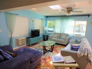 Smart TV, books - Waterfront Intracoastal Family-Home, pool, dock, and walk to the beach & Center (Lauderdale-by-the-Sea)