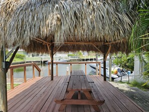 Outdoor dining - Waterfront Intracoastal Family-Home, pool, dock, and walk to the beach & Center (Lauderdale-by-the-Sea)