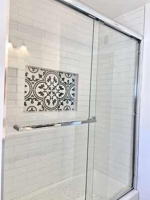 Ensemble douche/baignoire, sèche-cheveux, serviettes fournies, savon