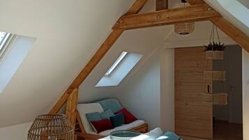 4 bedrooms, desk, iron/ironing board, travel crib