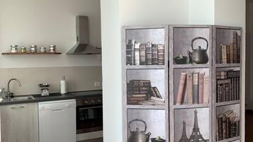 KĂŒhlschrank, Mikrowelle, Ofen, Herdplatte