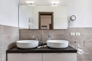 シャワー、ヘアドライヤー、ビデ、タオル