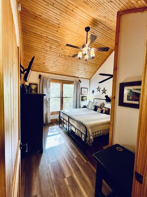 3 habitaciones, tabla de planchar con plancha y cuna de viaje 