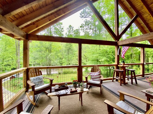 Riverfront Cabin by downtown Helen! Hot Tub, FirePit,Arcade Games & private Park