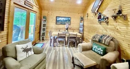 Riverfront Cabin,Oktoberfest,Fall Leaves! Hot Tub, FirePit,Arcade Games & Park!!
