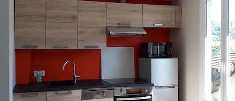 Refrigerador, microondas, horno y parrilla de estufa