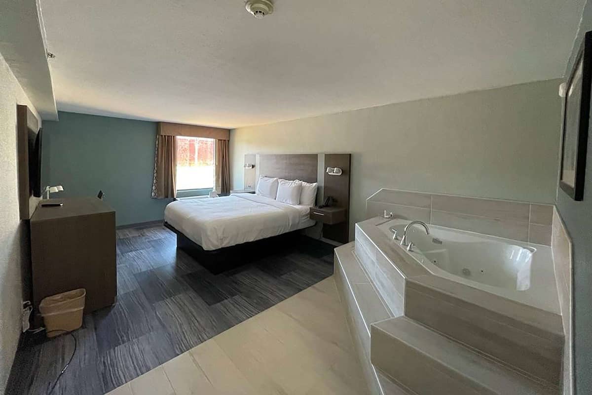 Studio Suite Deluxe, 1 giường cỡ king, không hút thuốc | Bàn, bàn ủi/dụng cụ ủi quần áo, giường gấp/giường phụ (phụ phí)