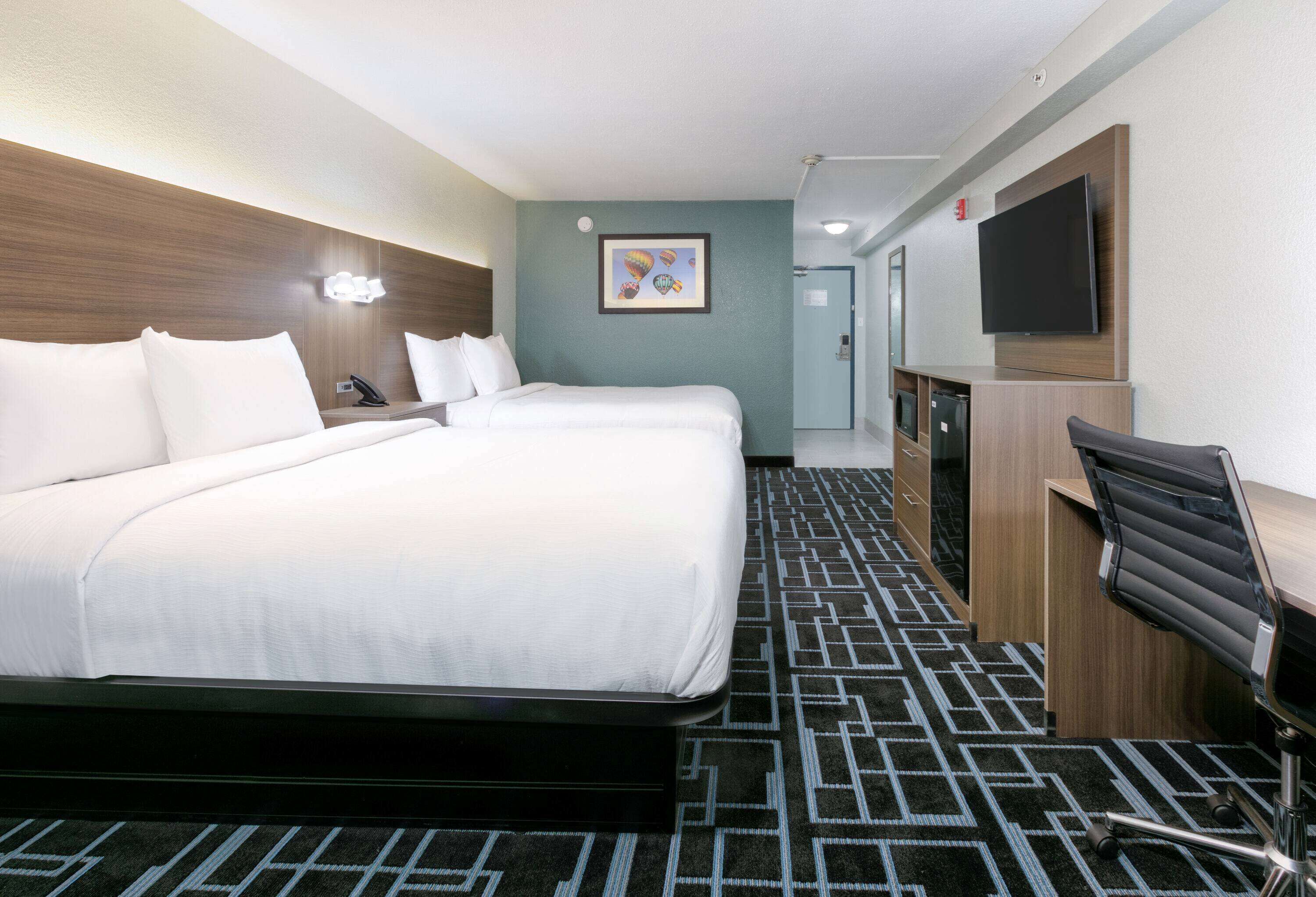 デスク、アイロン / アイロン台、可動式ベッド、WiFi (無料)