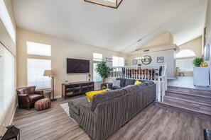 Een televisie, een open haard en boeken