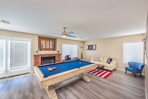 Een televisie, een open haard en boeken