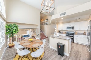 Fridge, microwave, oven, stovetop - Incredible Home can accommodate 12 guests! (Henderson)