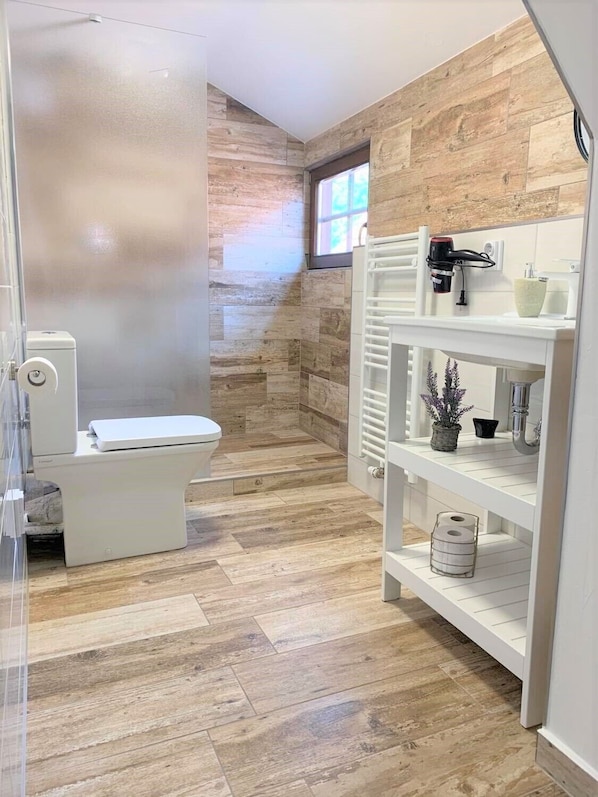 Family Apartment, 2 Bedrooms | Bathroom | Shower, free toiletries, hair dryer, towels