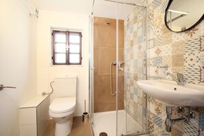Comfort Apartment, 2 Twin Beds | Bathroom | Shower, free toiletries, hair dryer, towels - Pension Adel (Cesky Krumlov)