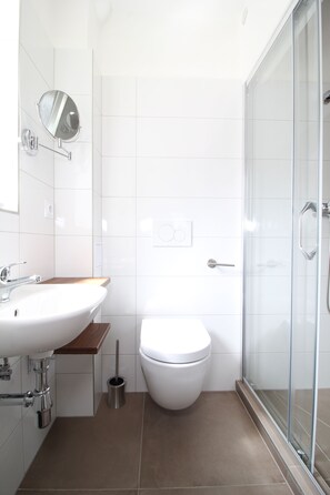 Comfort Apartment, 1 Double Bed | Bathroom | Shower, free toiletries, hair dryer, towels