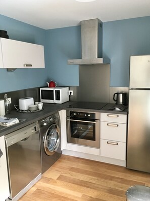 Réfrigérateur, four à micro-ondes, un four, surface de cuisson