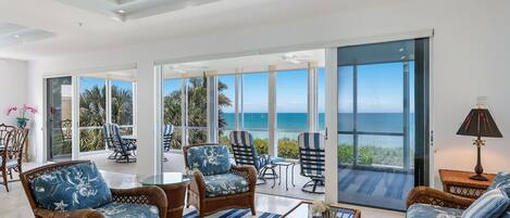 テレビ、暖炉、DVD プレーヤー、書庫