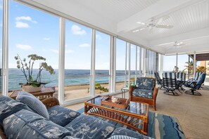 Televisión, chimenea, reproductor de DVD y libros 