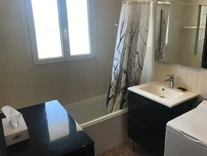 Ensemble douche/baignoire, sèche-cheveux, papier toilette