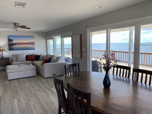 BAY FRONT WITH BOAT SLIP, SUNSET VIEWS, AWESOME FISHING with FISHING PIER