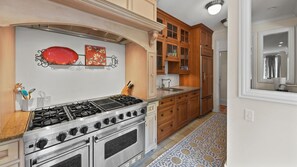 Een koelkast, een magnetron, een oven, een vaatwasser