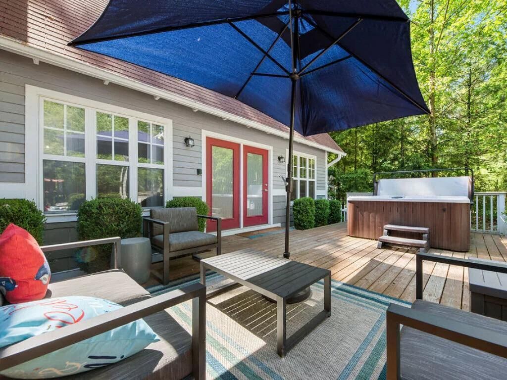 PRIVATE SETTING:  Close to downtown, beach and Casino Resort