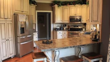 Geladeira, micro-ondas, fogão, cooktop