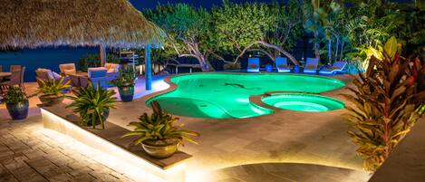 Alberca al aire libre y alberca climatizada