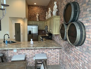 Microondas, lavavajillas, cafetera y tetera y utensilios de cocina 