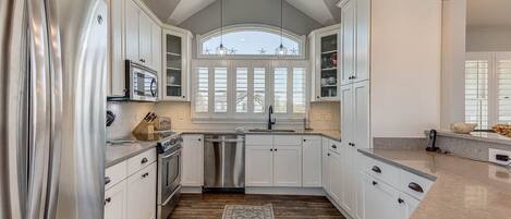 Frigorífico grande, microondas, horno y placa de cocina