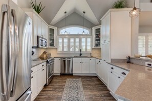 Full-size fridge, microwave, oven, stovetop