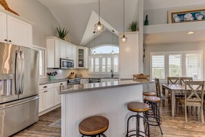 Full-size fridge, microwave, oven, stovetop