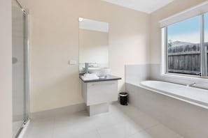 Bathtub, hair dryer, towels - A comfortable and spacious 3 bedroom, pet-friendly home (Paynesville)