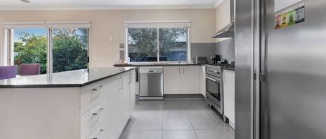 Refrigerador, microondas, horno y parrilla de estufa