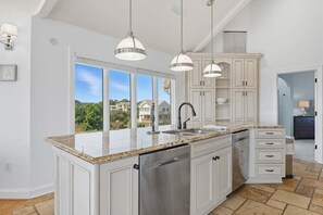 Frigorifero con congelatore, microonde, forno, piano cottura