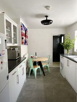 Kylskåp, mikrovågsugn, ugn och spishäll