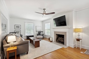 Smart TV - Charming Cottage in the heart of Buckhead (Atlanta)