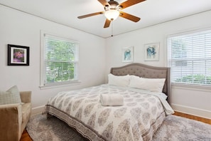 3 bedrooms, desk, iron/ironing board, free WiFi - Charming Cottage in the heart of Buckhead (Atlanta)