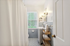 Combined shower/tub, hair dryer, towels