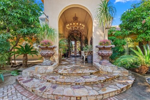 Hacienda Nestled in Private Date Grove close to Palm Springs