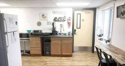 Rewak Studios: Gigabit Powered WiFi! Hotel-Style Furnished Studios--Easy Walk to Lots of Places