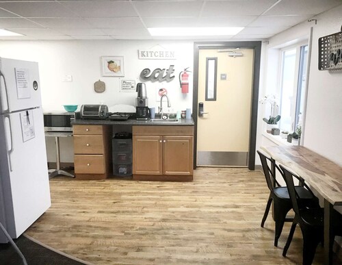 Rewak Studios: Gigabit Powered WiFi! Hotel-Style Furnished Studios--Easy Walk to Lots of Places