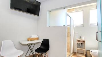Deluxe Studio Suite | Iron/ironing board, free WiFi