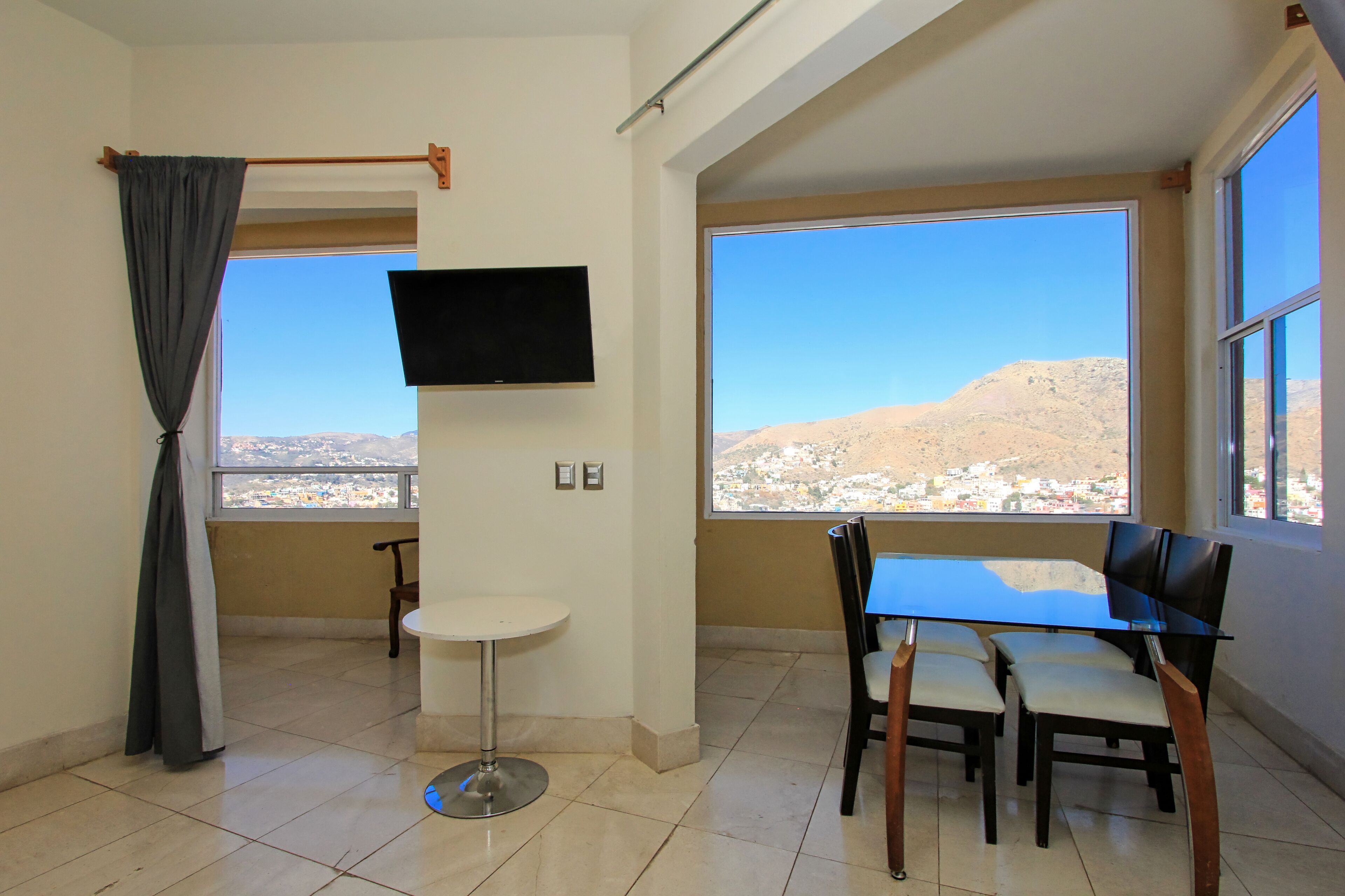 Photo - La Vista Hotel