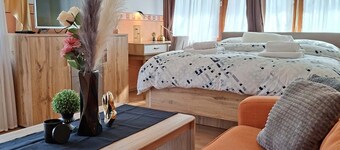 Sunny Park Apartment*TOP location*FREE WiFi & Bikes Private Patio *Nature Oasis