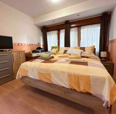 Sunny Park Apartment*TOP  location*FREE WiFi & Bikes Private Patio *Nature Oasis