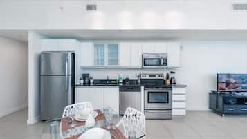 Refrigerador, microondas, horno y parrilla de estufa