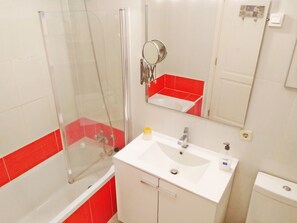 Combinazione doccia/vasca, asciugacapelli, asciugamani, carta igienica