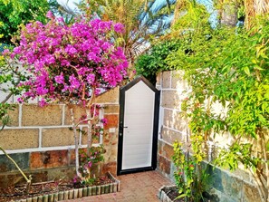 Property grounds - Casa Sarita - A Colorful Holiday Home for Unforgettable Moments (Chayofa)
